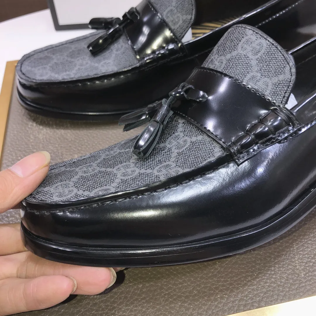 Factory batch 580💰Italy’s top luxury men’s shoe giant (GUCCI) (Gucci) (full cowhide lining) new arrival🍃Original European style🔰 Pleasant to the eye😍In order to make the shoes more durable and non-deformable🌀The production continues to follow traditional methods but there is still no lack of innovation💪Select original cowhide for the leather♻️Smooth, natural and extra bright⭐Made of imported cowhide The rich man’s first choice 38-45 (45 customized)